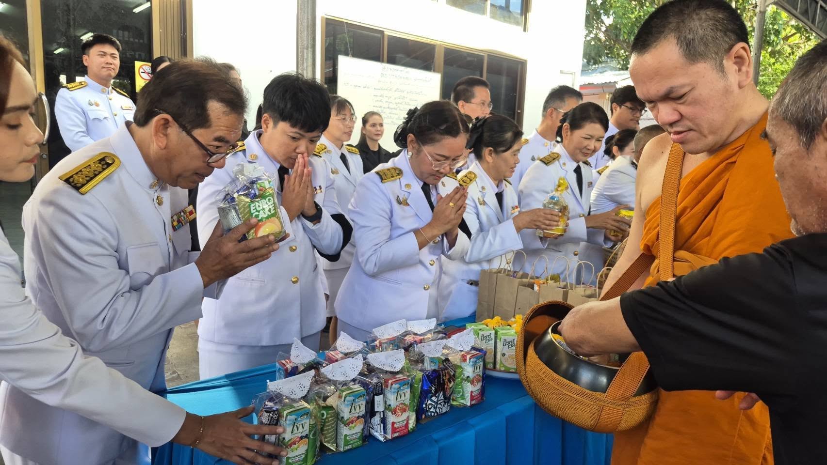 title - ปฏิรูปที่ดินจังหวัดเพชรบุรี มอบหมายให้ เจ้าหน้าที่ ส.ป.ก.เพชรบุรี ร่วมพิธีบำเพ็ญกุศลปัณรสวสาร (15 วัน) และทำบุญตักบาตร อุทิศถวายพระกุศลแด่สมเด็จพระเจ้าลูกเธอ เจ้าฟ้าพัชรกิติยาภา นเรนทิราเทพยวดี กรมหลวงราชสาริณีสิริพัชร มหาวัชรราชธิดา